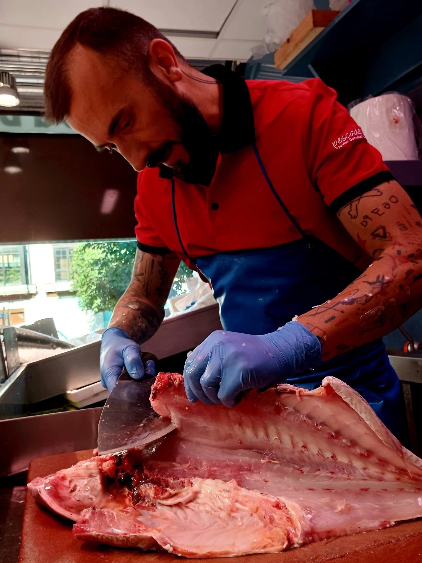 Javi, de Pescadería Javier González Velasco, preparando pescado fresco