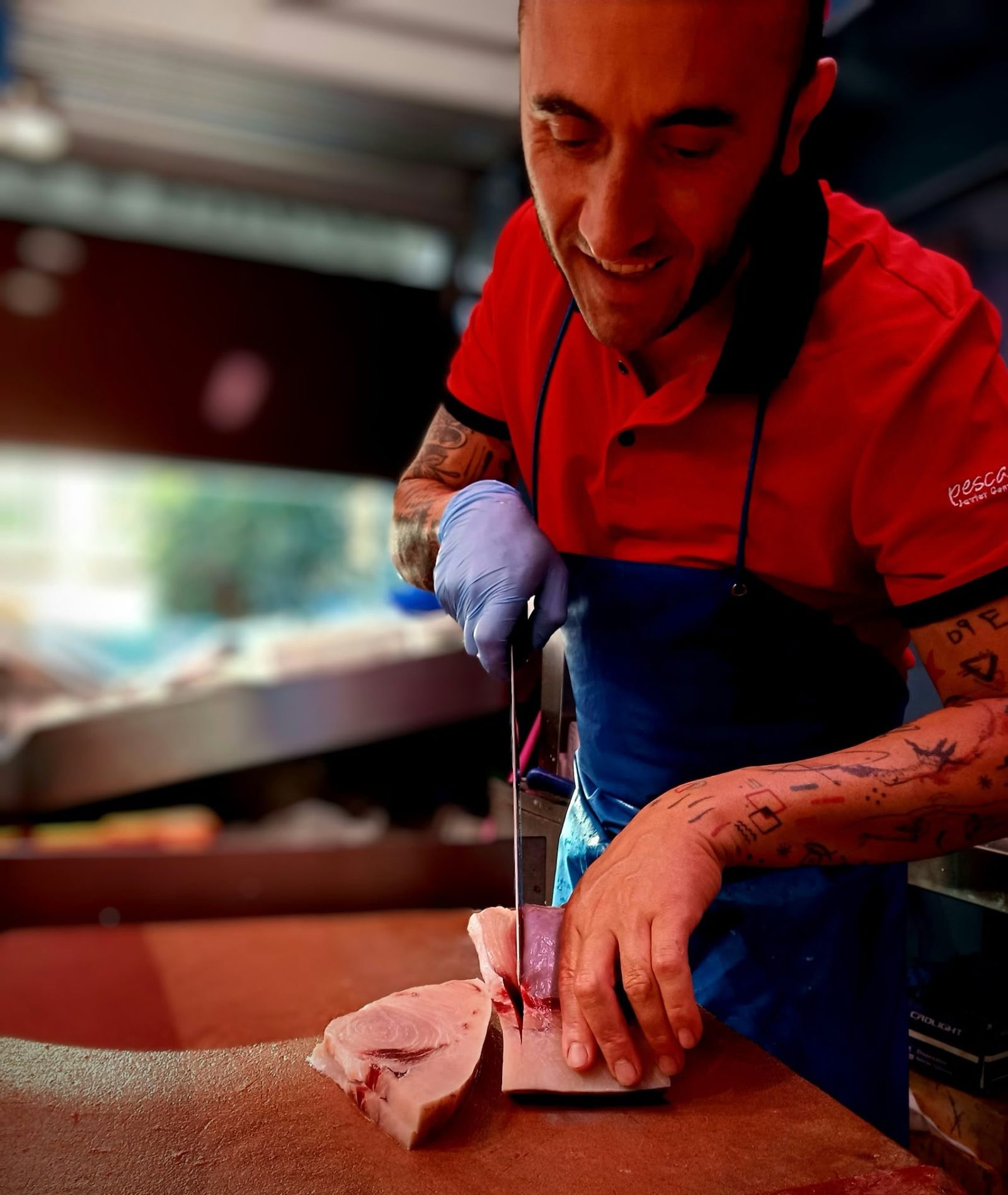 Javi cortando pescado fresco en el obrador