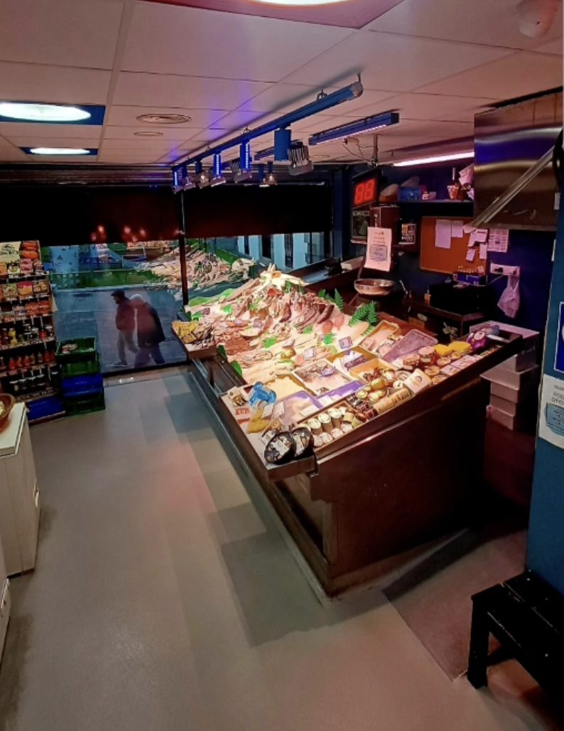 Interior de la Pescadería Javier González Velasco con el mostrador de pescado fresco